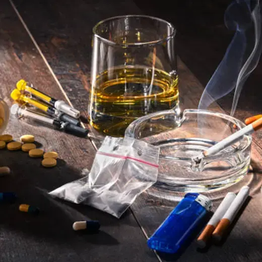 Une table avec de l'alcool, cigarettes et drogues